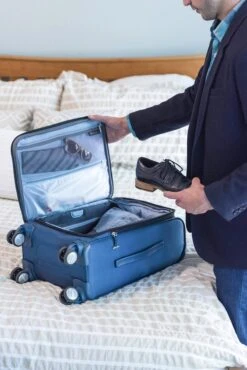 Samsonite SoLyte DLX 20" 4-Wheel Carry-On Luggage -Cheap Voyage Vault Store 7d1012e6a4719af9c6d9b1d0d124a1fa1e5ee444042b3e3dbefd36a18b4bf3a3